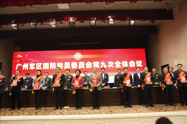 山河智能董事长何清华获评“国防之星”