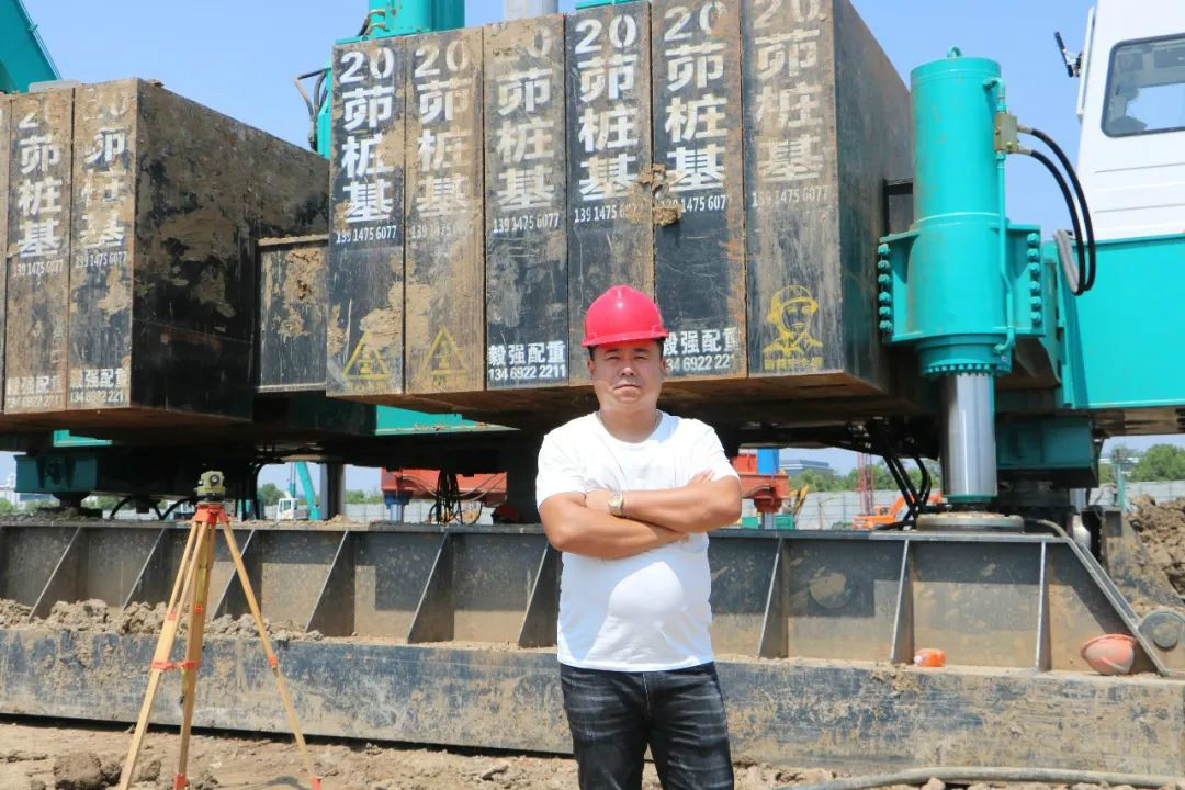 液压静力压桩机从1台到21台,他只用了8年!