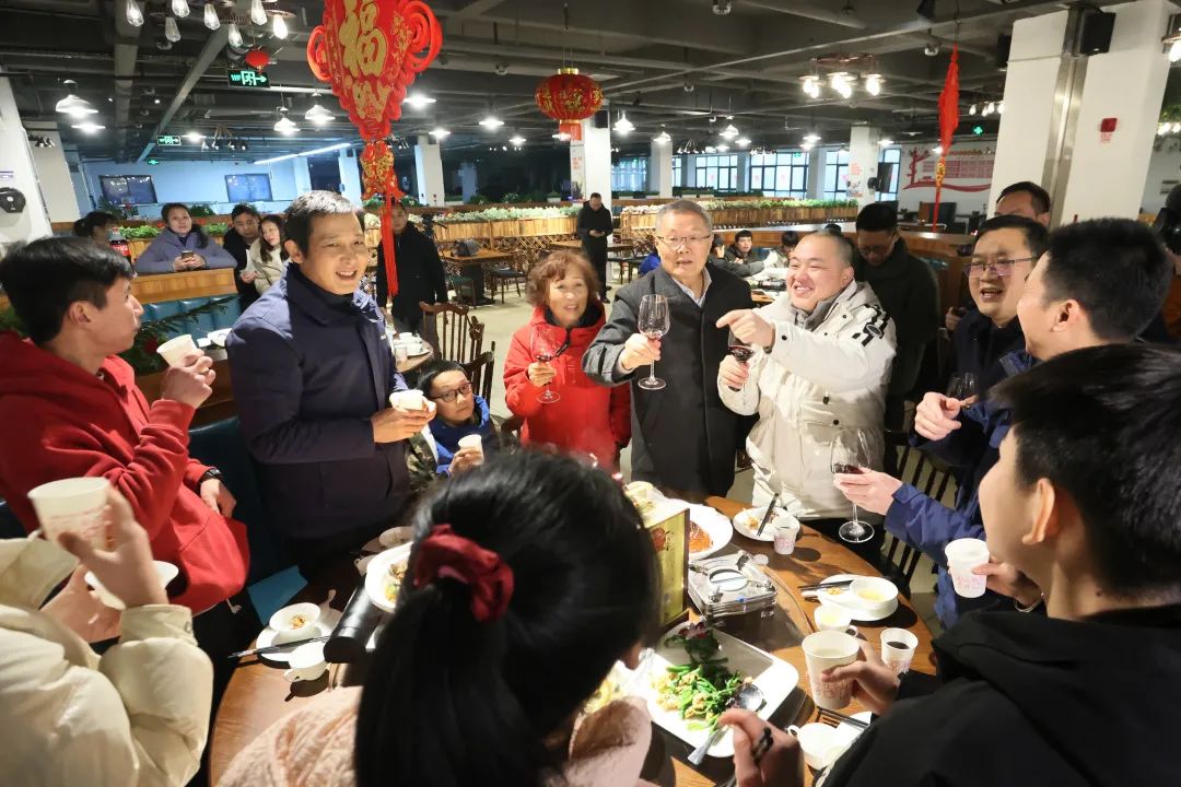山河智能董事长何清华与留厂员工一起过大年!