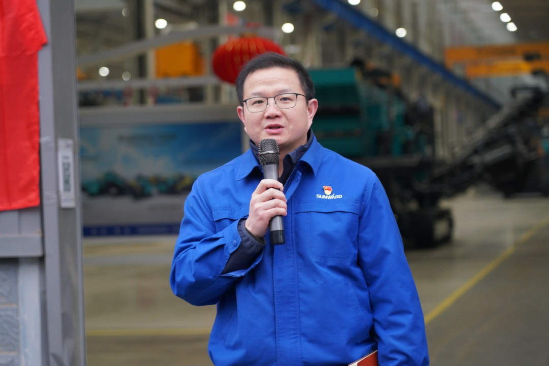 “持证上岗，成为破碎筛分ued在线官网网页版的好管家！”