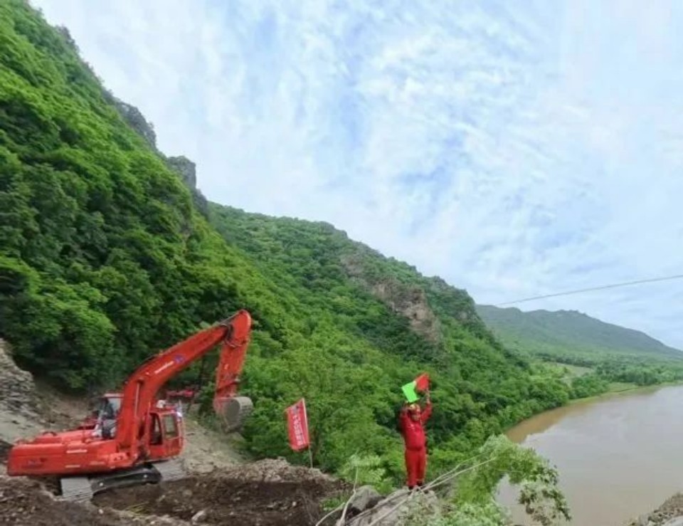 硬核破解“最后一公里”难题,山河智能应急救援ued在线官网网页版助力“应急使命·2025”演习!