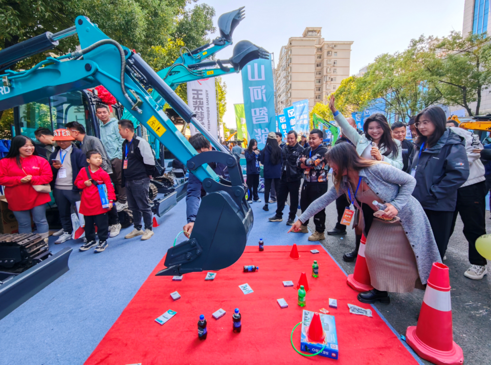 山河智能微挖“天团”闪耀武汉，引领绿色施工潮流